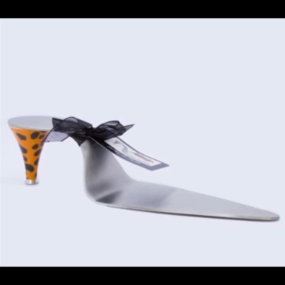NEW Wild Eye Designs collectible high heel cake server